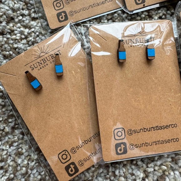 (1) Beer Bottle Stud Earrings - Picture 3 of 3